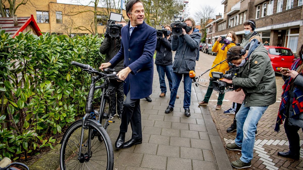 Volby v Nizozemsku: Premiér Mark Rutte podle odhadů vyhraje počtvrté
